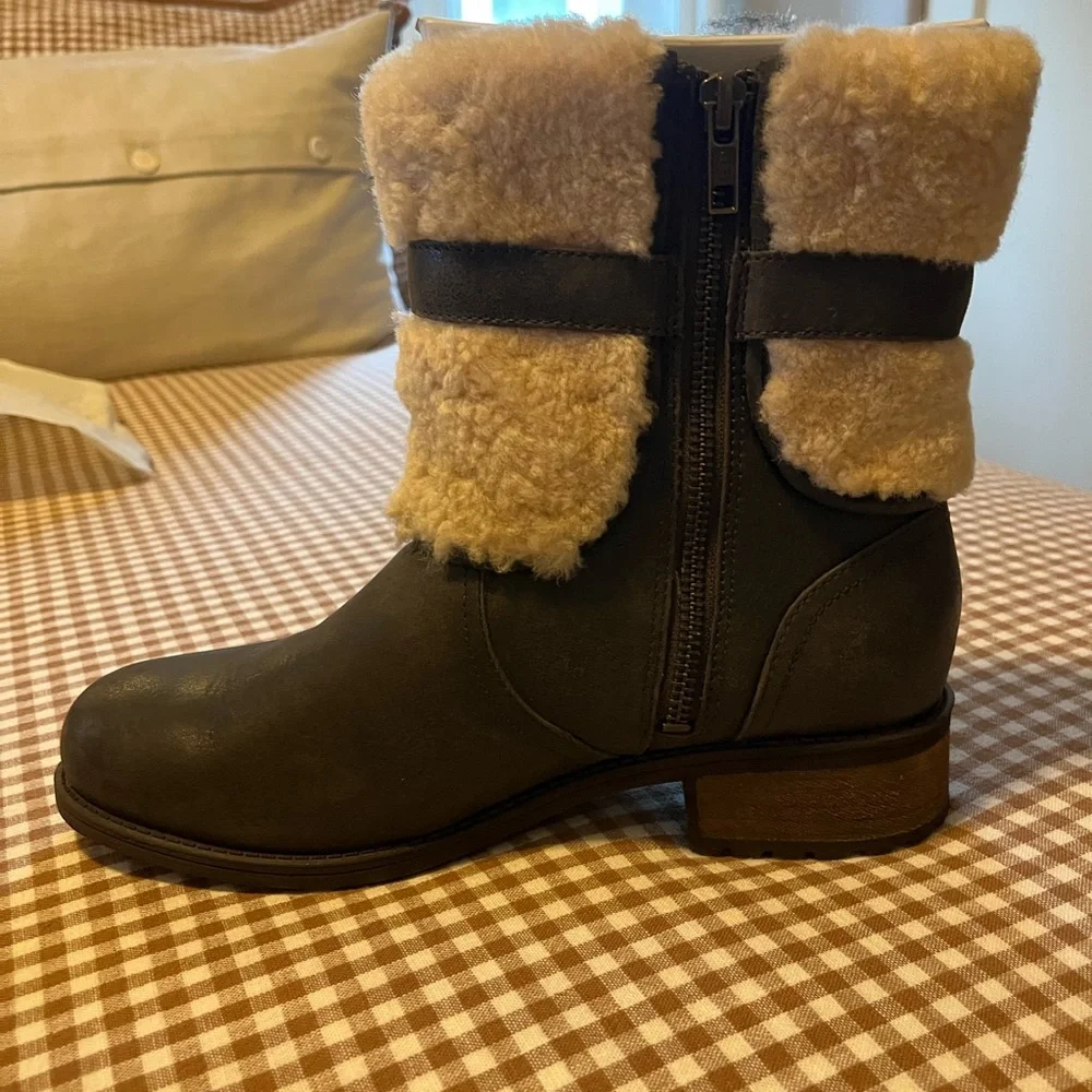 UGG Women's Black and Cream Shearling Boots - Picture 3 of 4